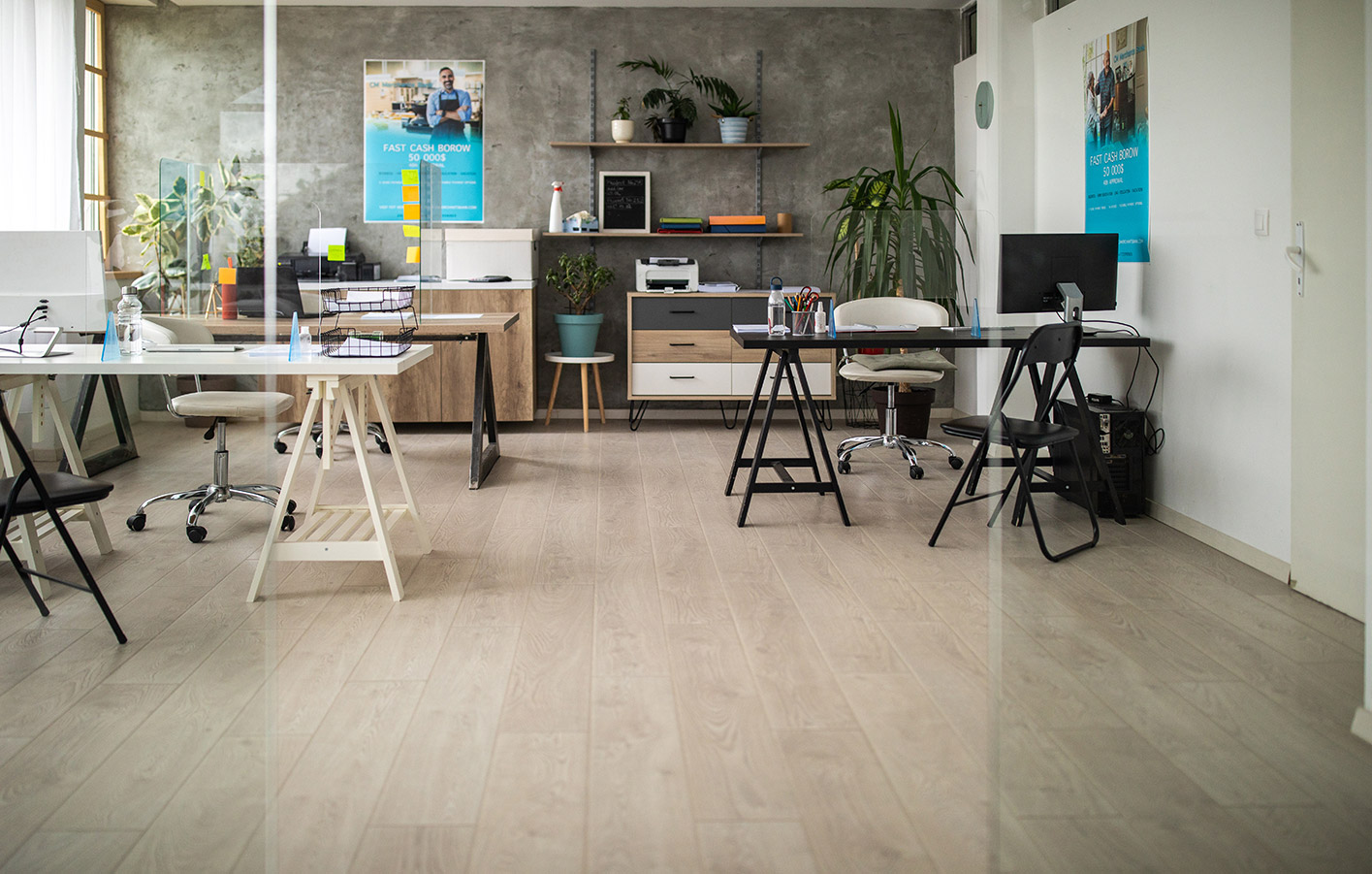 Modernes Büro mit Vinylboden in Holzoptik